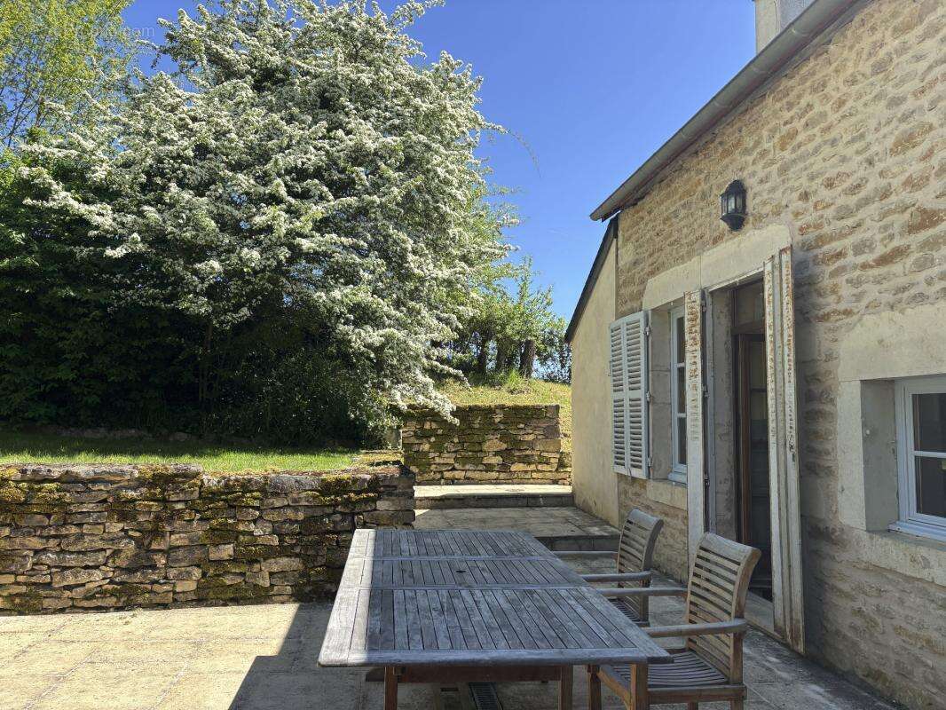 SEMUR EN AUXOIS 20min : maison de 144m², 5 chambres, grange, garage, cave, jardin. Prix 288 000€ - photo 2
