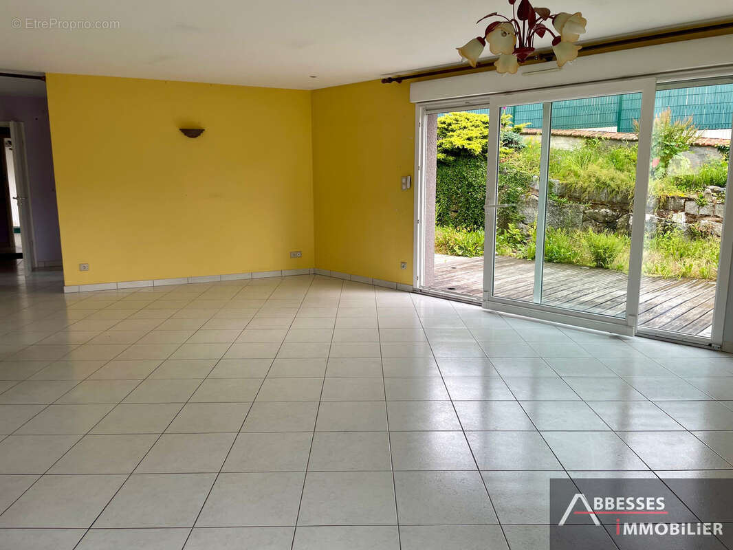 EN EXCLUSIVITÉ : SAINT NABORD - Pavillon de plain pied avec terrasse et garage - photo 5