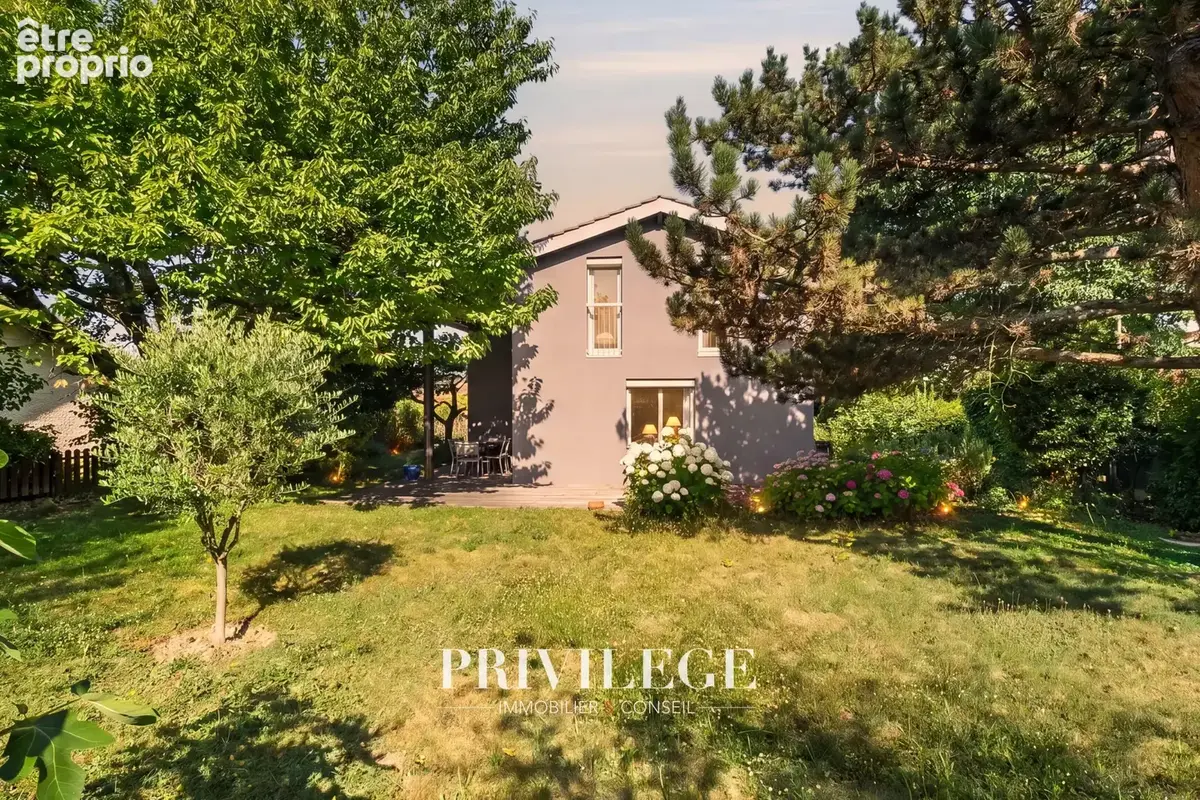 Chassieu   Maison familiale de 145 m2 avec jardin de 709 m2 à proximité du centre - photo 20