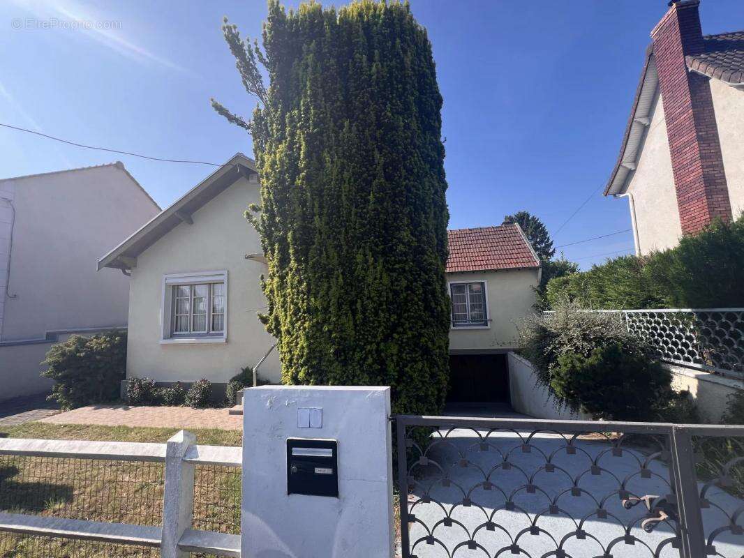 Maison à LES CLAYES-SOUS-BOIS