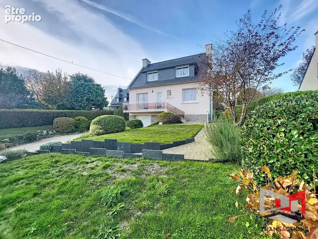 Maison familiale avec sous-sol complet et beau jardin paysagé - photo 1