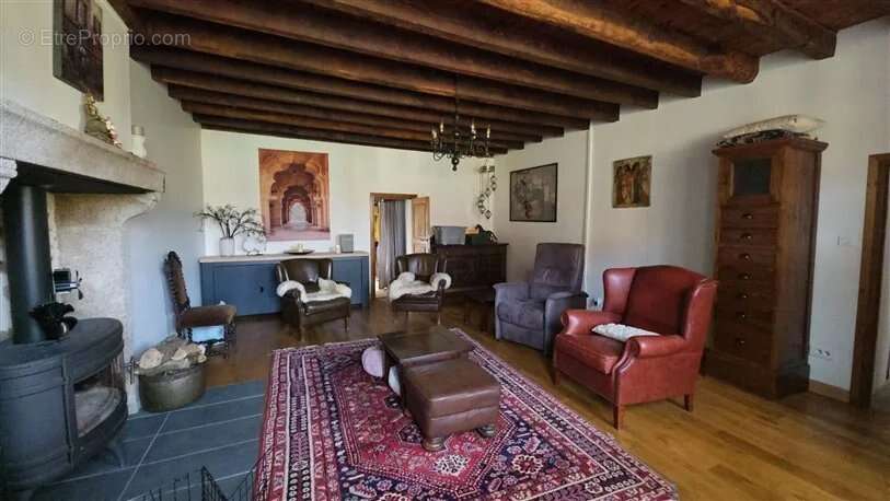 Maison à LUSSAC-LES-EGLISES