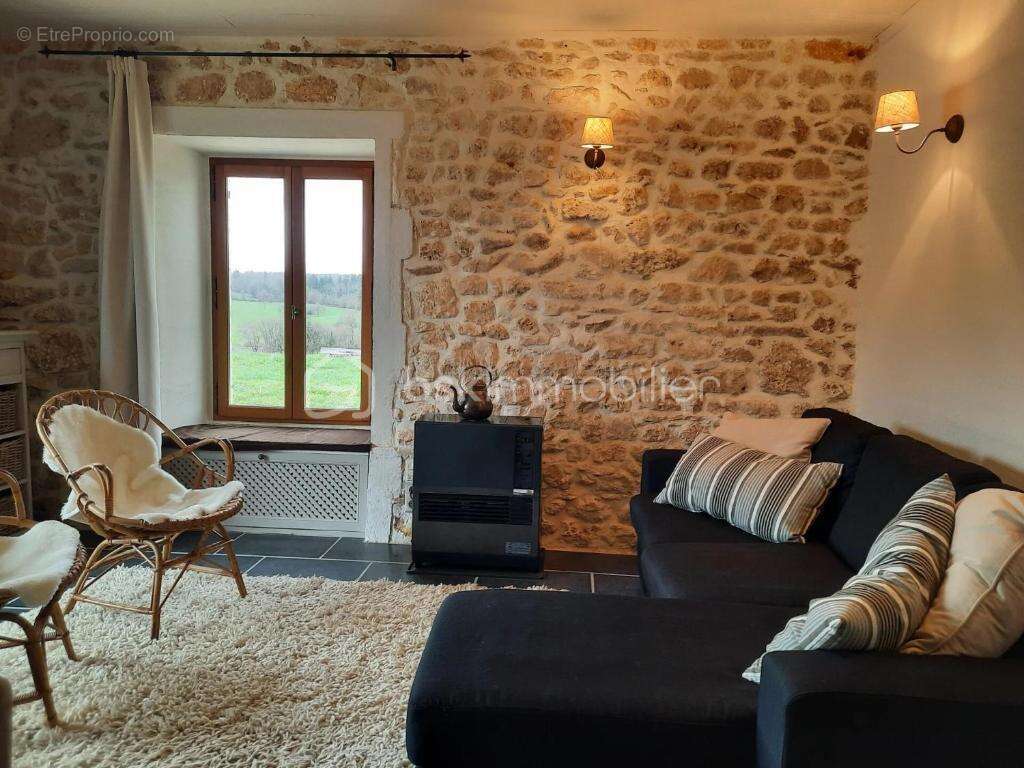 Maison à LUSSAS-ET-NONTRONNEAU