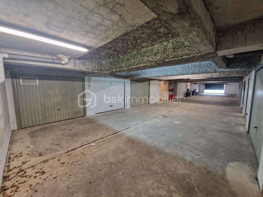ANGLET limite BIARRITZ quartier AGUILERA - garage fermé sécurisé - photo 4