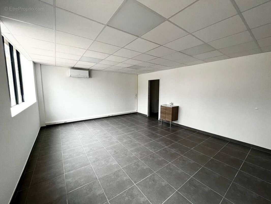 Commerce à VENELLES