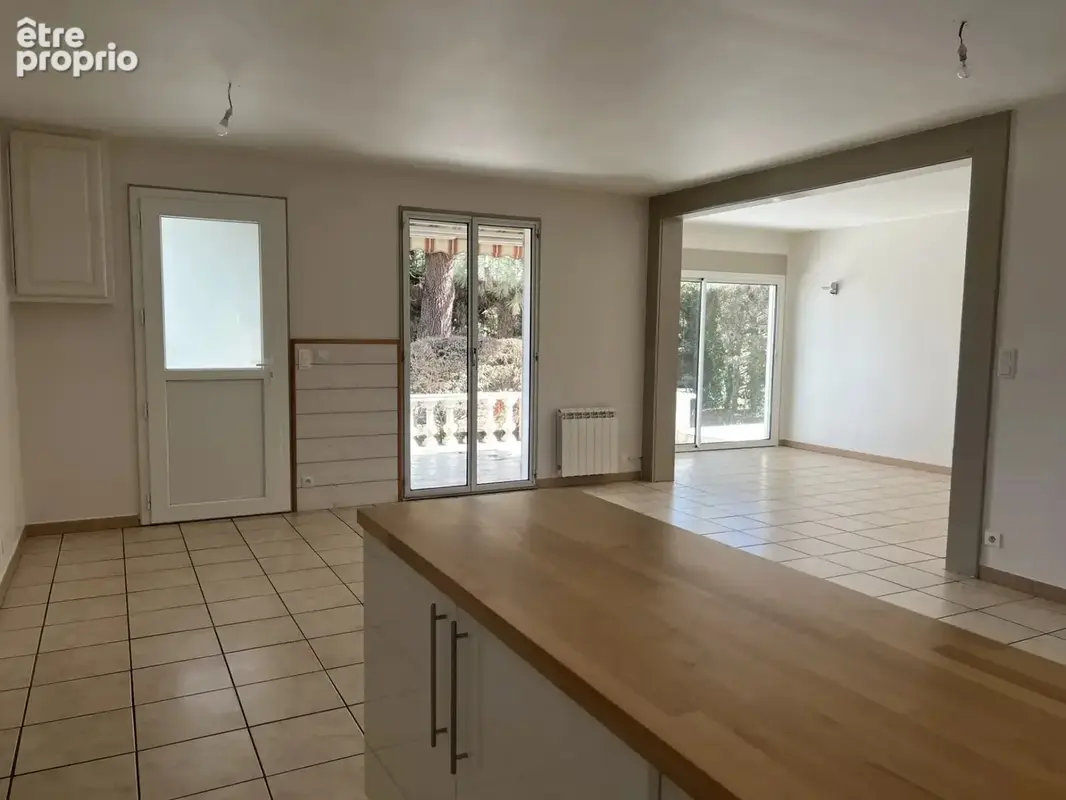 Maison plain-pied avec piscine et garage au centre-ville - photo 3