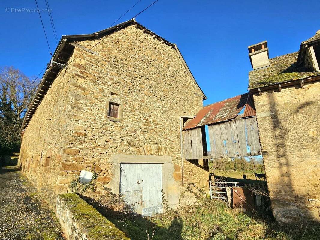 Corps de ferme à rénover avec son terrain d'environ 1 400m² - photo 6