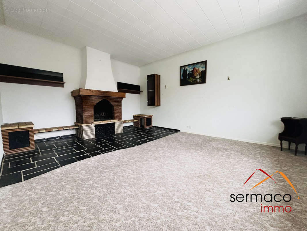 Salon avec cheminée - Maison à SARREGUEMINES