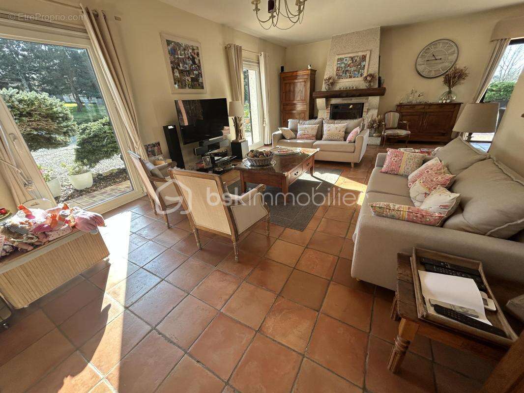 Belle maison plain pied - 4/5 chambres - veranda - piscine - terrain - photo 12