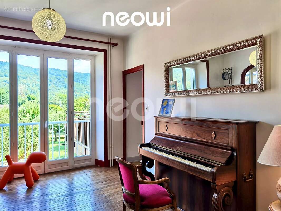 VIC SUR CERE - MAISON des années 1950 avec dépendances - photo 4