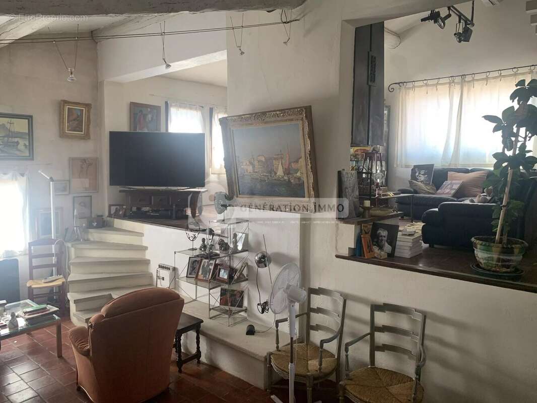 Immeuble composé de 2 commerces et une habitation à vendre - photo 2