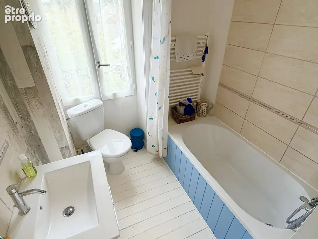 Grande maison rénovée au cœur d'une ville animée dotée d'une gare - photo 11