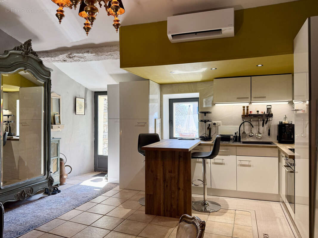 Dickjan POPPEMA de eXp France vous propose une belle petite maison rénovée