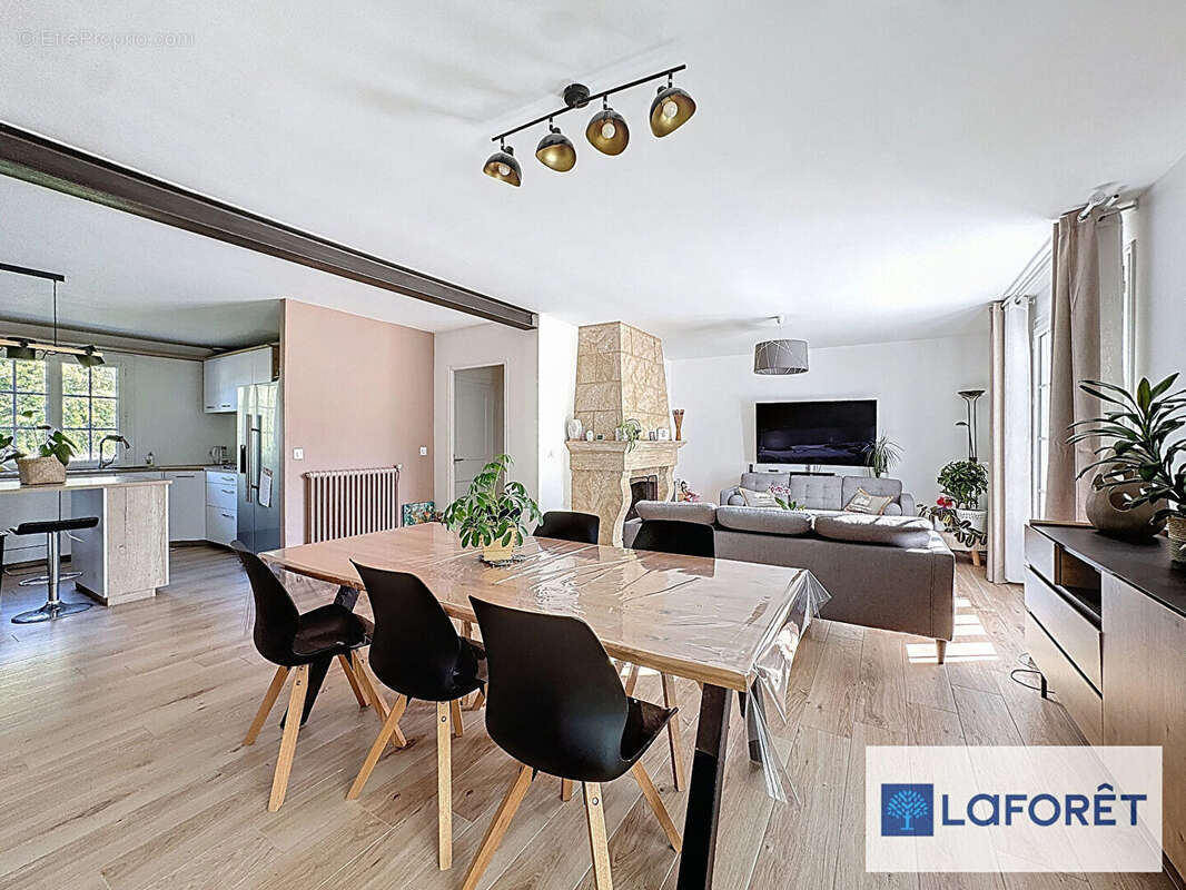 Maison à LES MESNULS