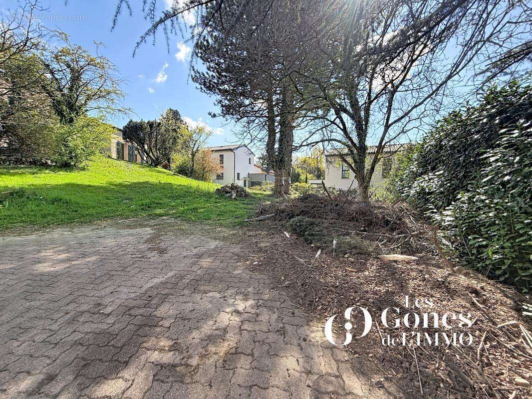 Terrain à SAINTE-FOY-LES-LYON