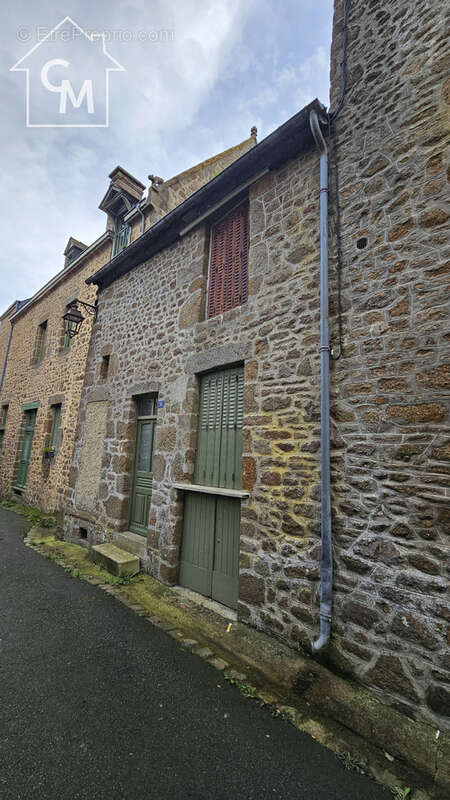 Maison à LASSAY-LES-CHATEAUX
