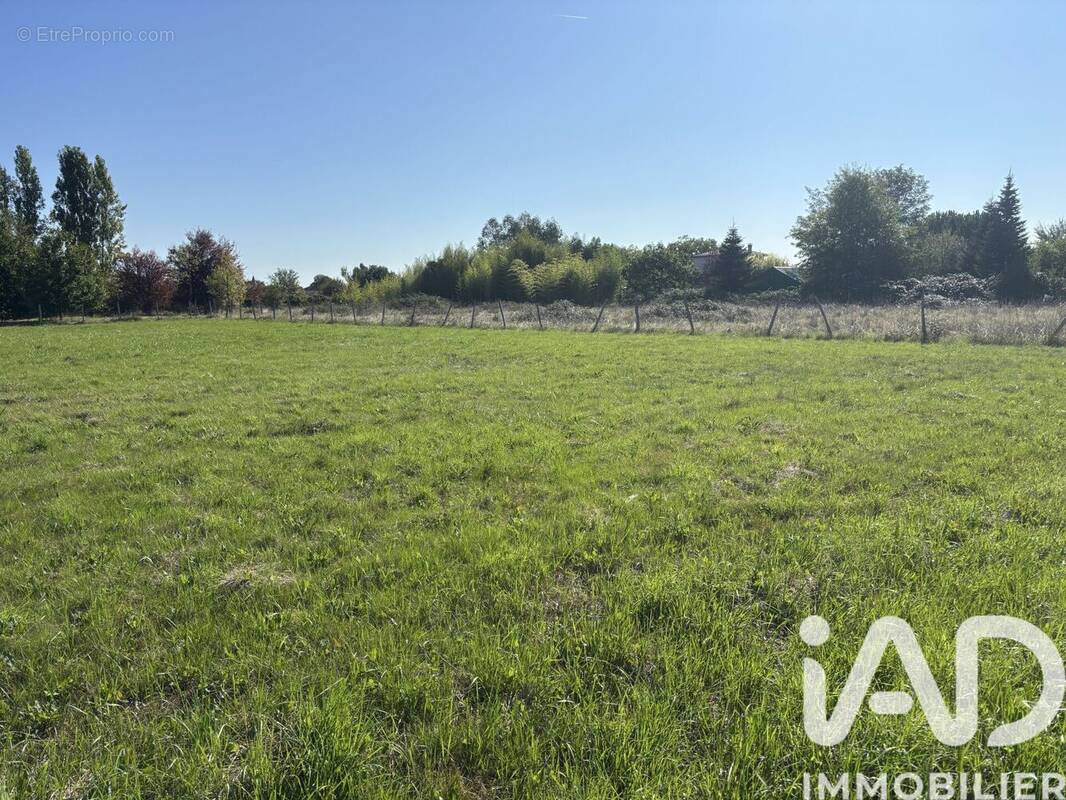 Photo 1 - Terrain à BARRY-D&#039;ISLEMADE