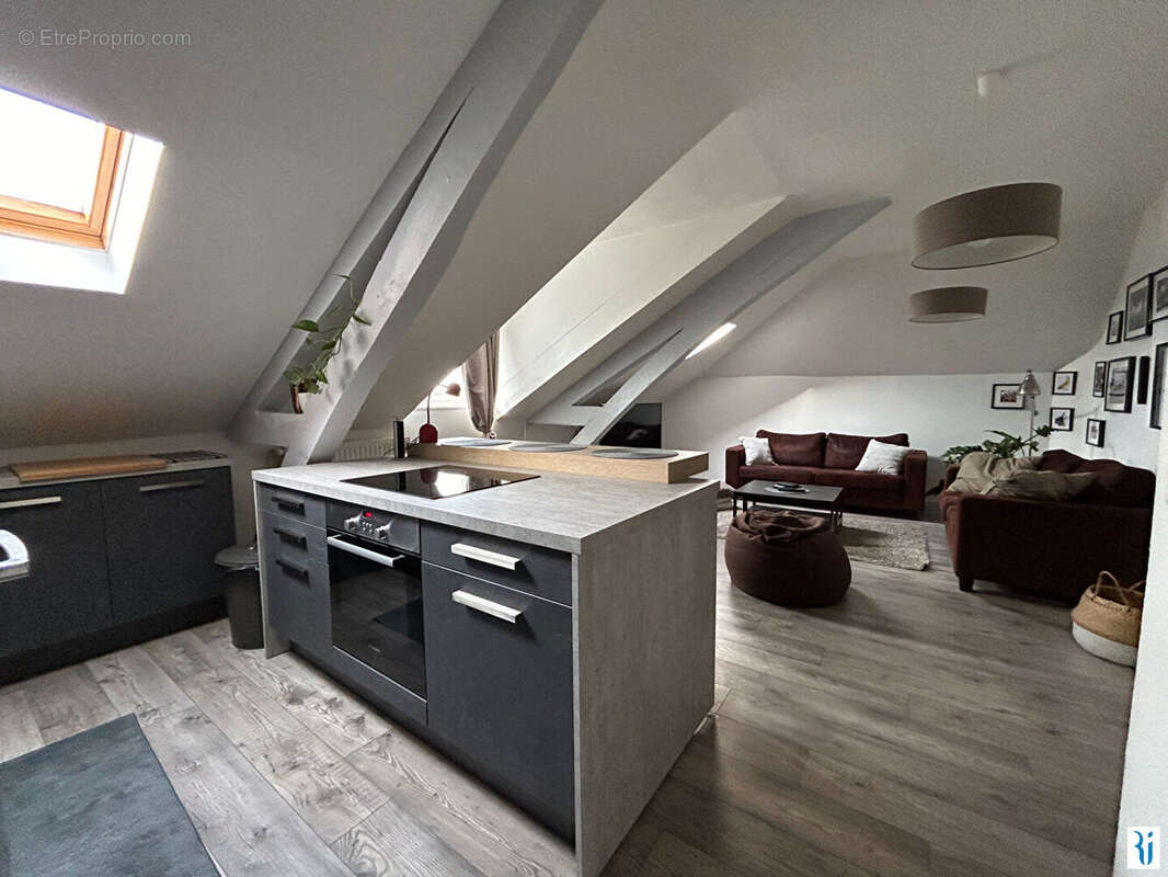 A vendre appartement F3 au 3ème et dernier étage d'un hôtel particulier. - photo 3