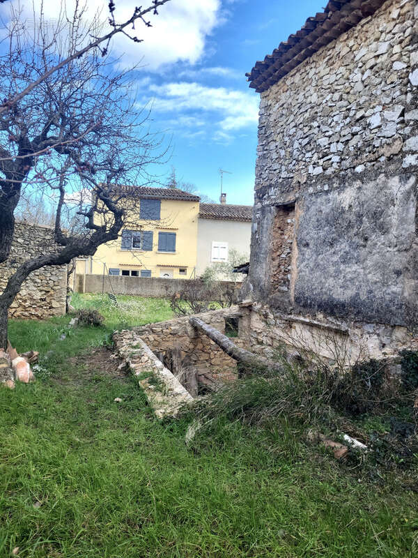 Terrain constructible avec maison en ruine, jardin et dépendances - photo 5
