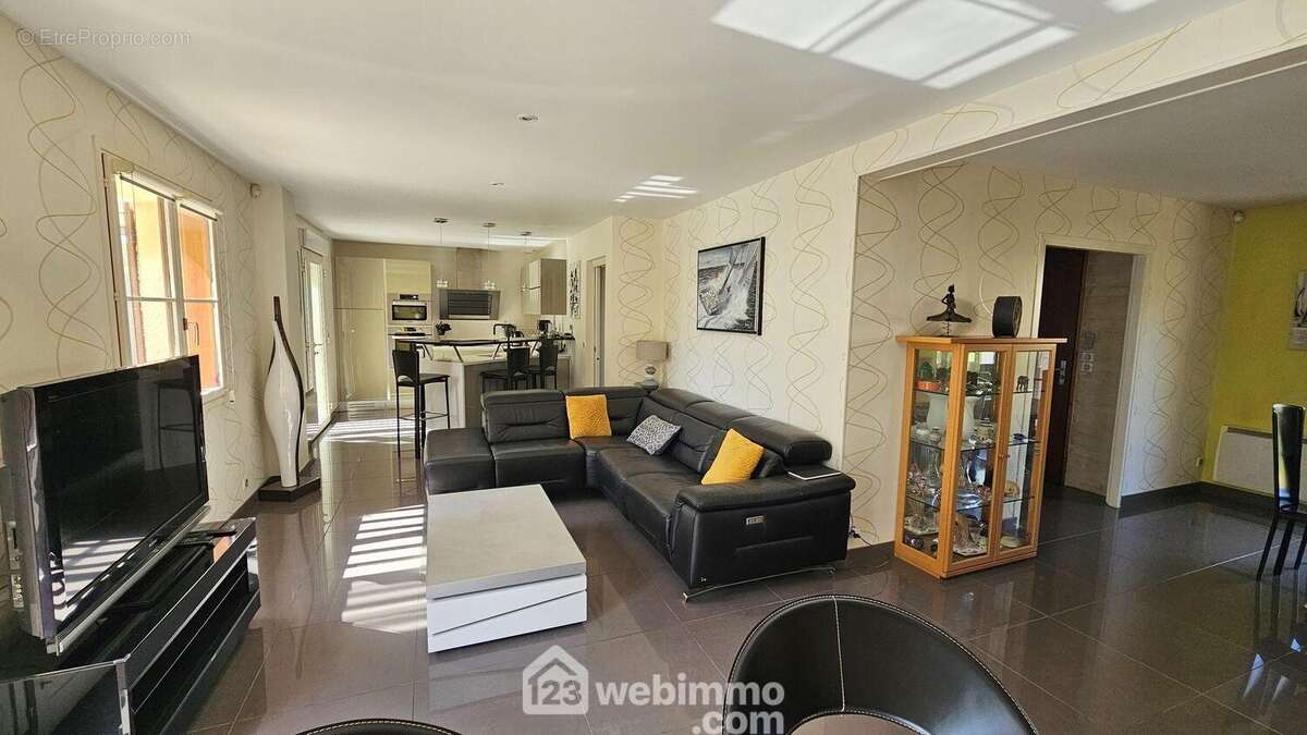 Une vue d'ensemble de 37 m² et un accès direct sur la cuisine.