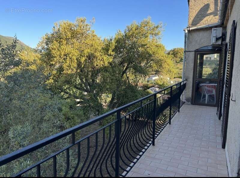 En CORSE, proche AJACCIO, aux portes du village d'AFA, grande maison familiale de 168m2,  terrain arborés de 2300 m2 - photo 4