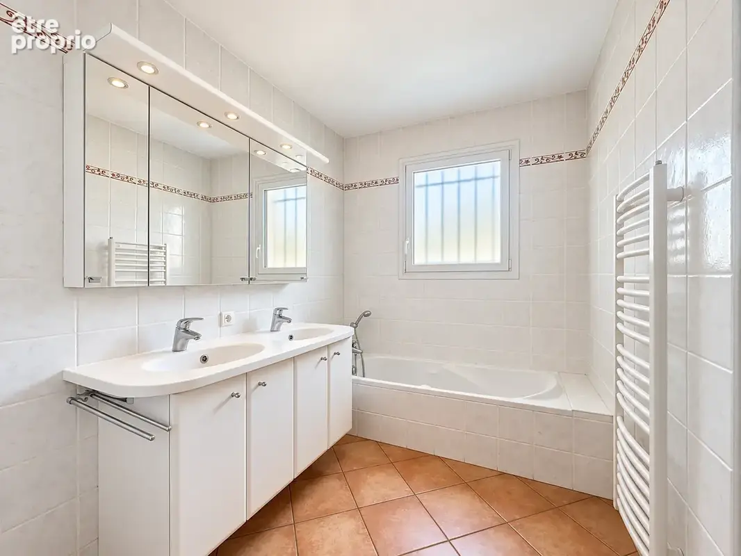 Entre calme résidentiel et proximité immédiate de tout, cette maison familiale n'attend que vos projets. - photo 12