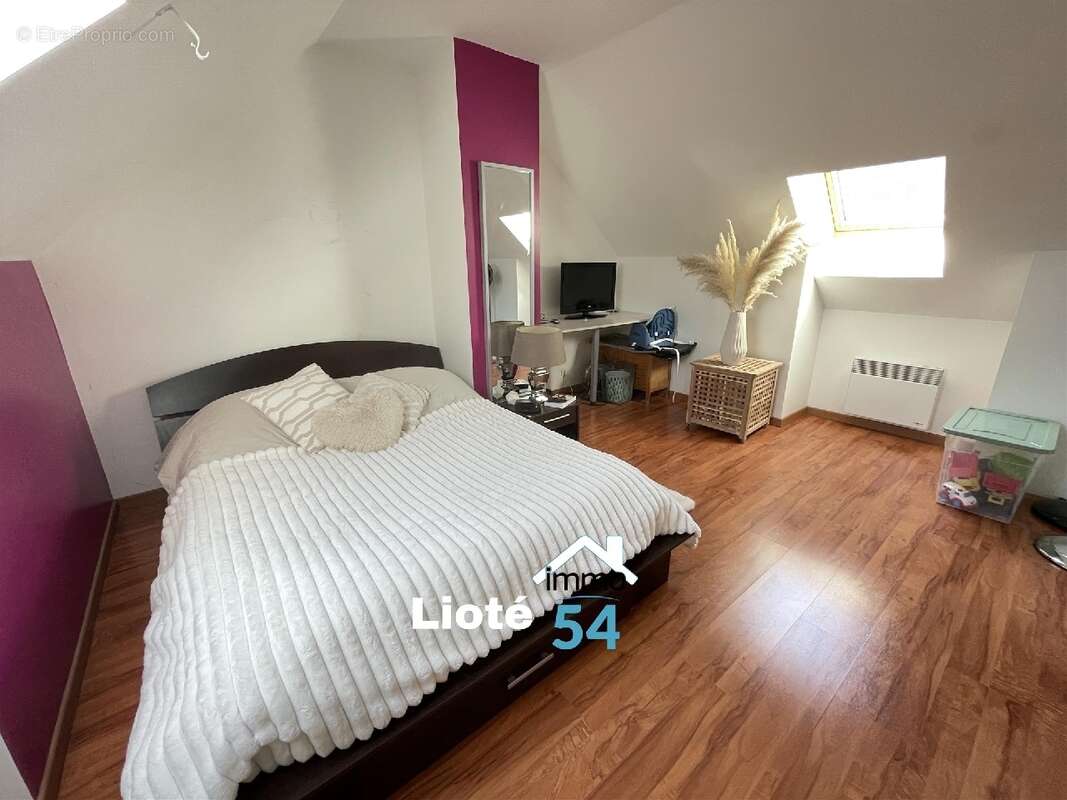 Maison à CREVECHAMPS