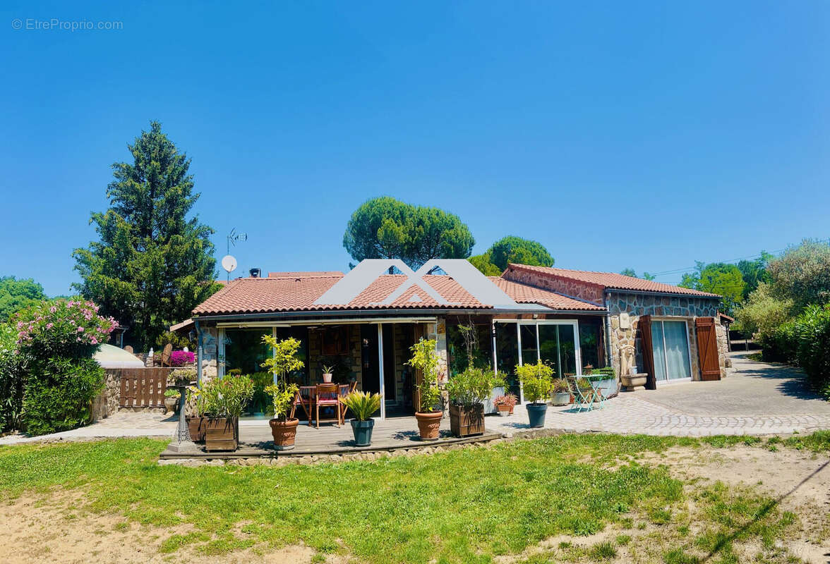 Maison à MEYRANNES