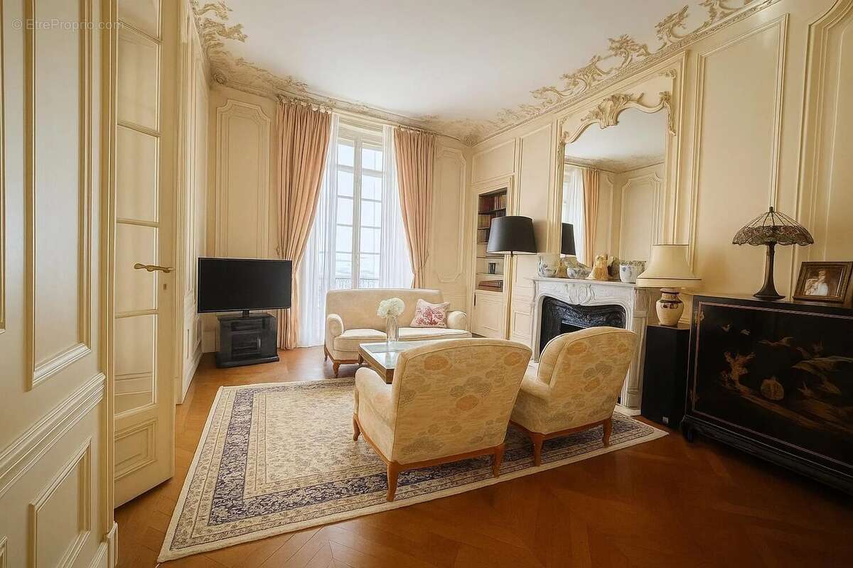 Appartement à PARIS-16E