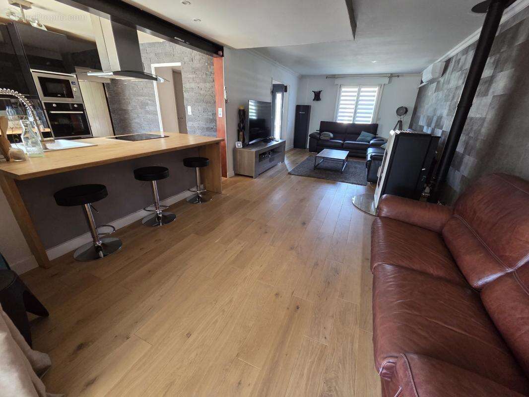 Superbe maison renovee offrant 132m² sur 495m² ac piscine !! - photo 7