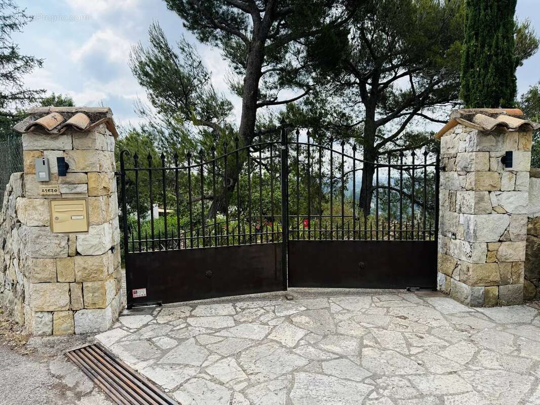 Maison à CHATEAUNEUF-GRASSE