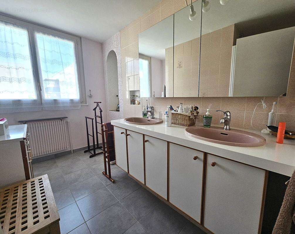 Appartement à DECINES-CHARPIEU