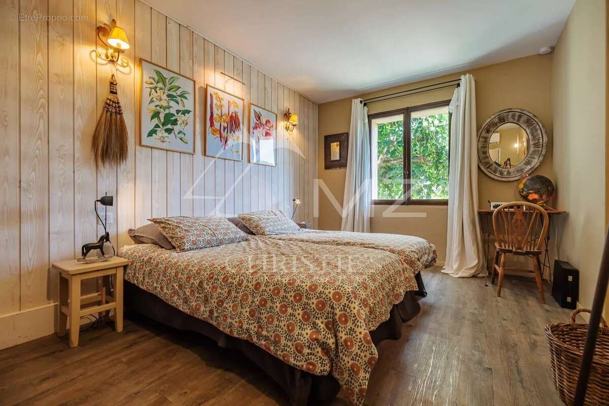 Gordes  - Belle maison en pierre sur un terrain constructible avec piscine - photo 7