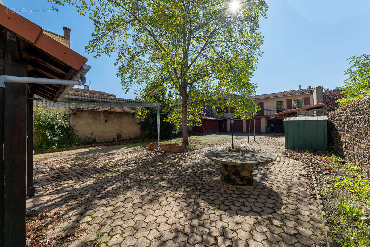 Maison à LE BREUIL-SUR-COUZE