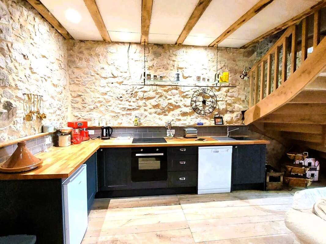 Lunac: Propriété de caractère avec trois habitations , piscine et vues panoramiques - photo 10