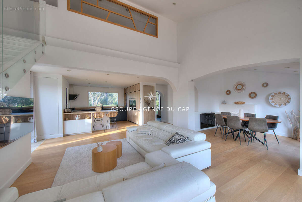 EXCLUSIVITÉ ! Fréjus Valescure, VILLA 7 pièces, 4 chambres, bureau, piscine, terrain de 1980m² - photo 11