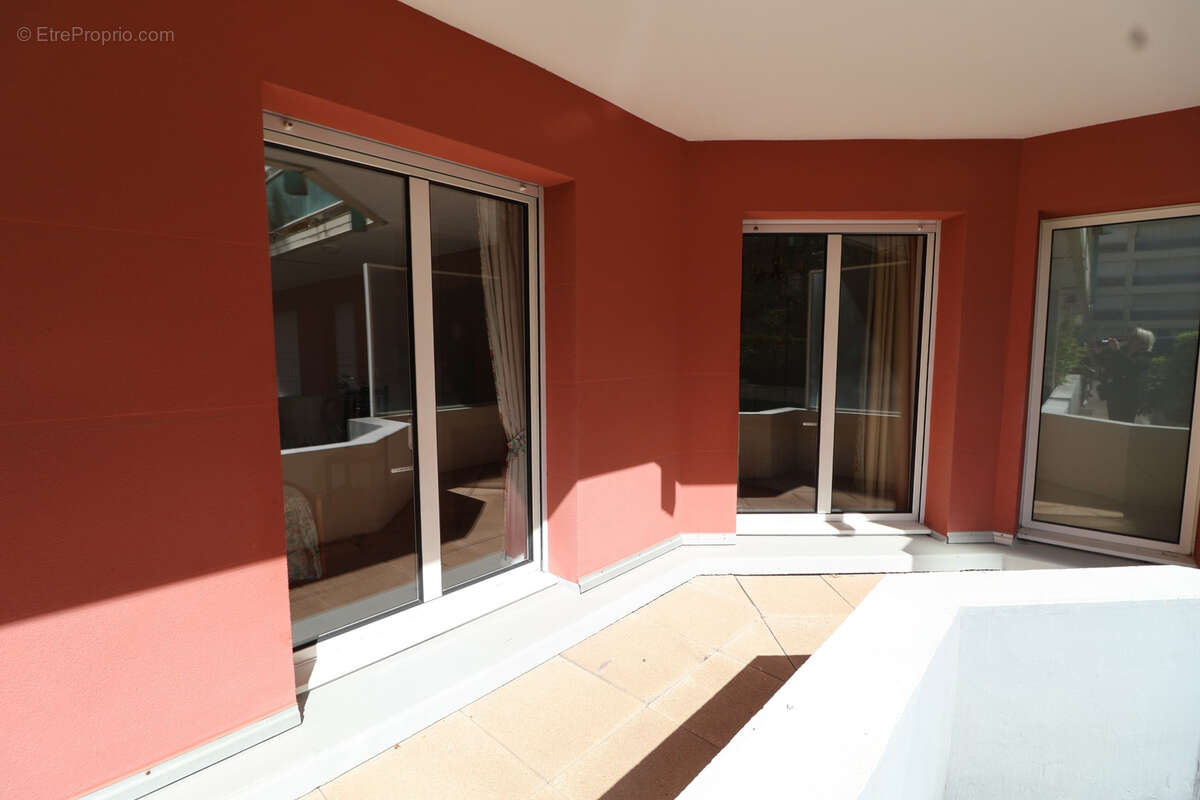 Face à un parc classé superbe 3 pièces de 80.61 m2 avec terrasse de 25 m2 cave et parking - photo 11