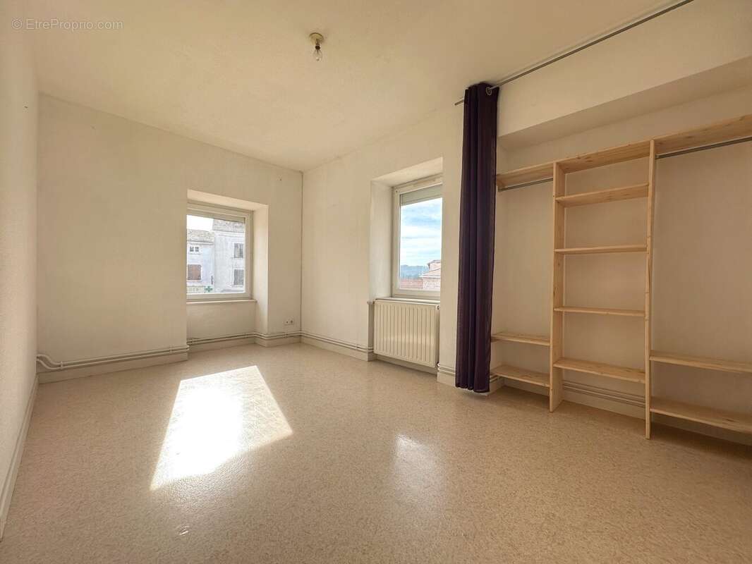 Chambre 1 T3 - 2e Etage - Appartement à CHAUFFAILLES