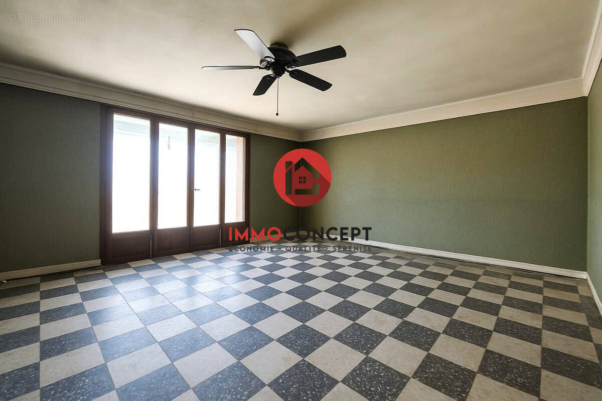 Appartement à BAGNOLS-SUR-CEZE