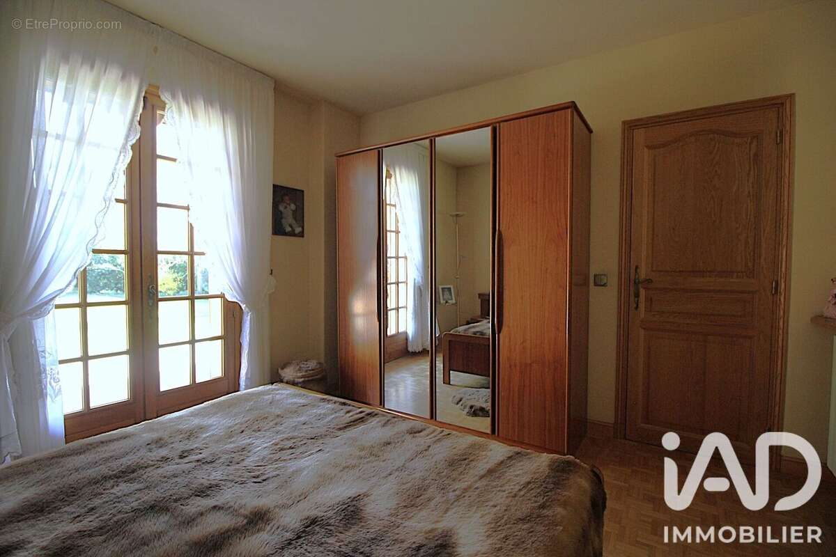 Maison 185 m² à Mandres-Les-Roses  - photo 9