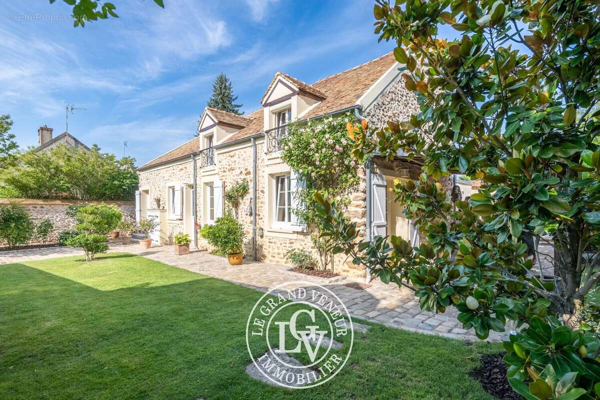Proche barbizon - propriété traditionnelle et dépendance - 4 chambres - garage double - cave - piscine - jardin paysager - photo 6