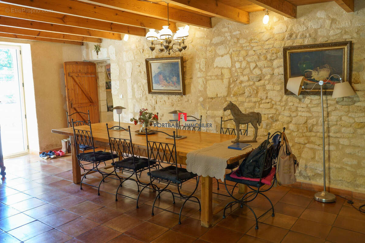 Maison 272 m² à Saint-Andre-De-Cubzac  - photo 4
