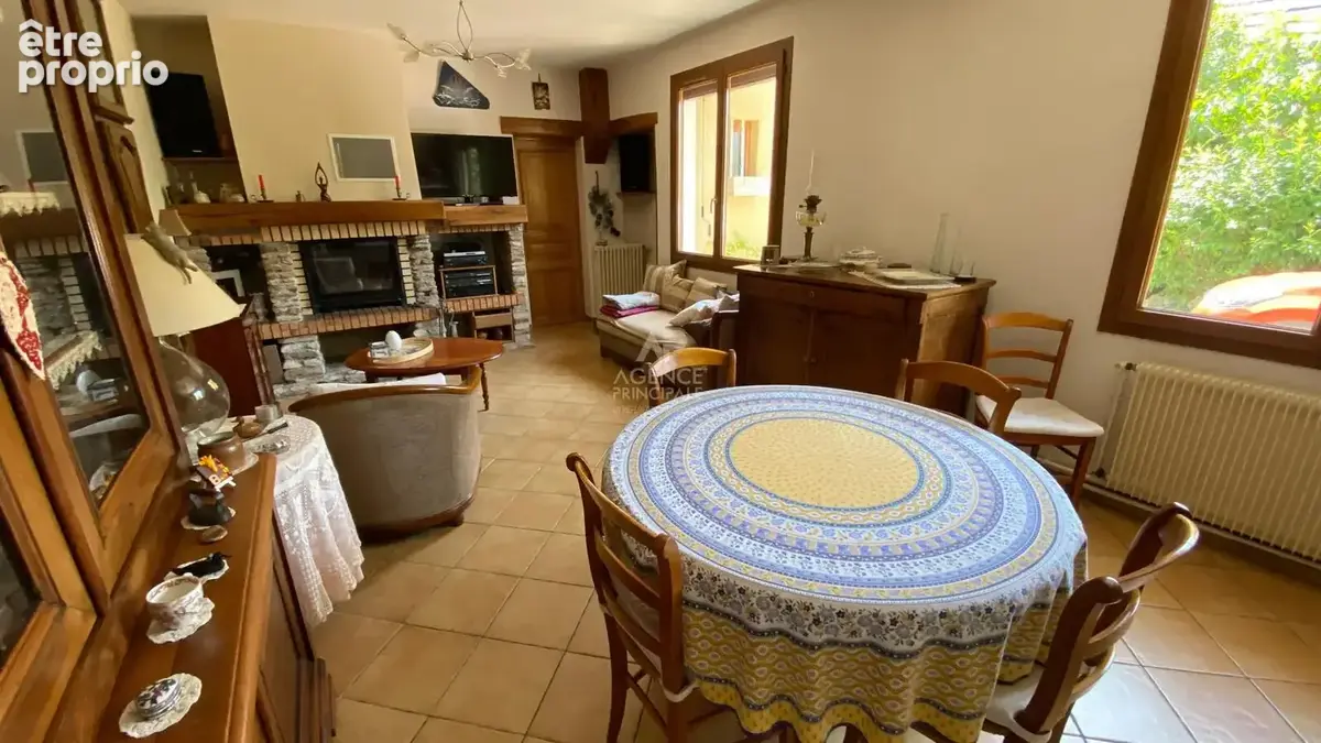 VIROFLAY- Maison lumineuse de 5 pièces au calme. - photo 3