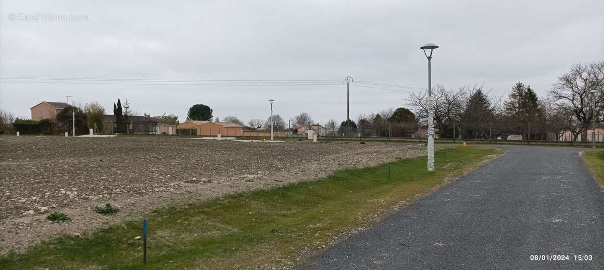 Terrain à bâtir de 600 m² à BARRET (16) - photo 4