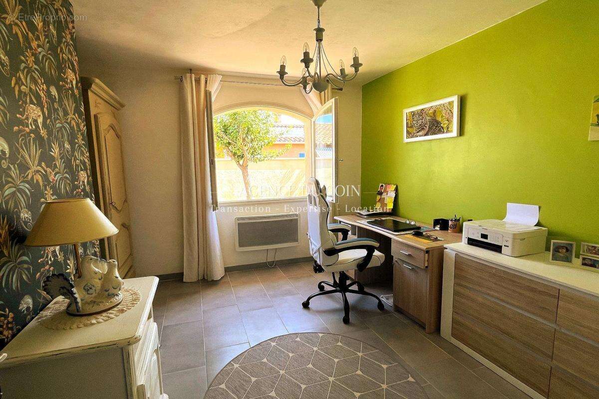 83490 le muy - maison de plain pied entierement meublee avec - photo 10