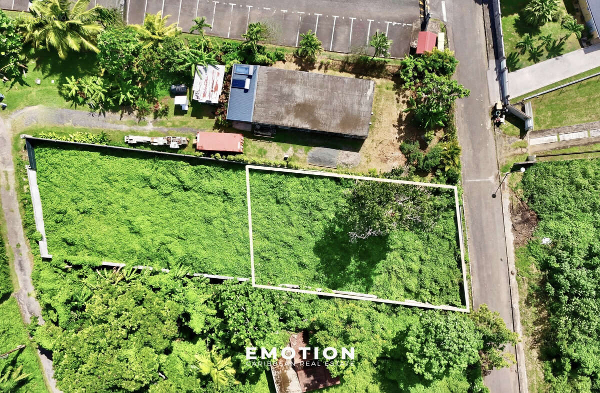 Terrain à PETIT-BOURG