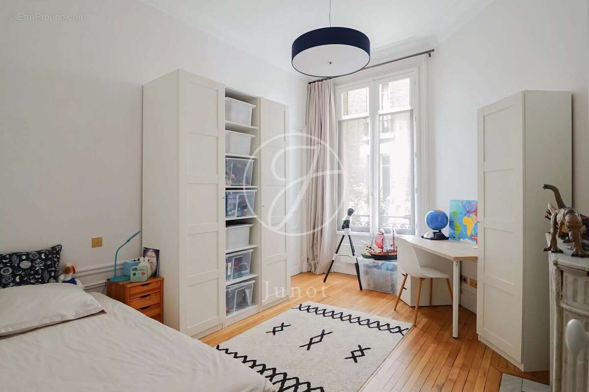 Commerce à PARIS-6E