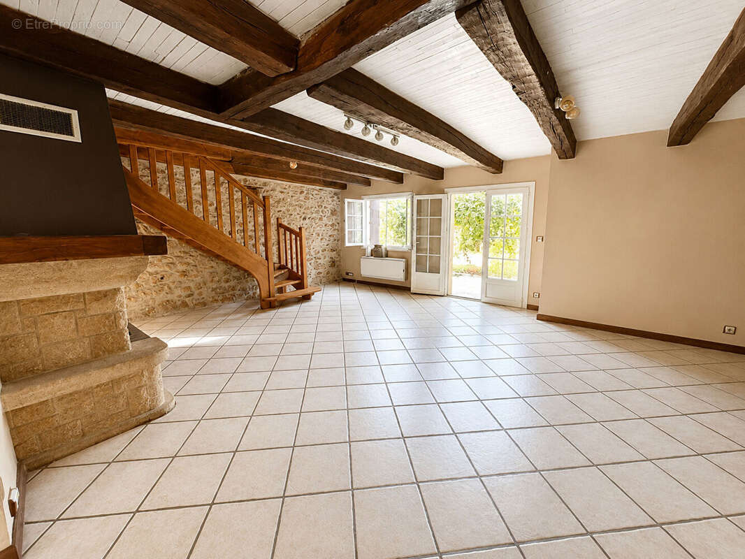 Maison 167 m² à Celle-Levescault  - photo 5