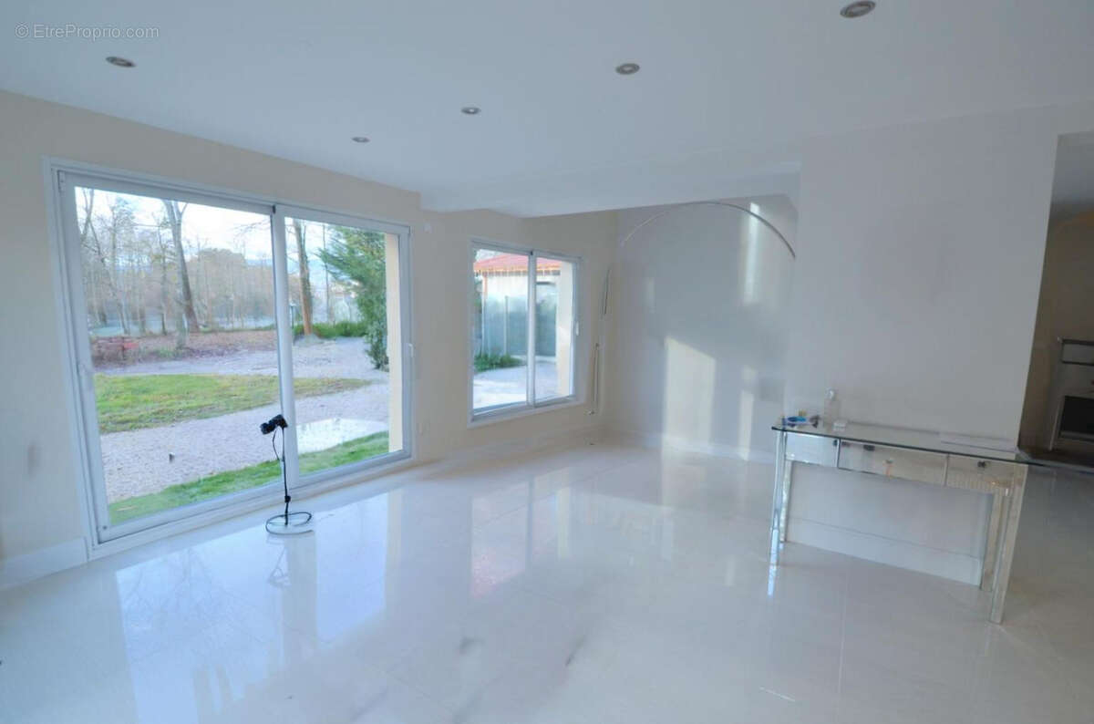 Maison à PREVESSIN-MOENS