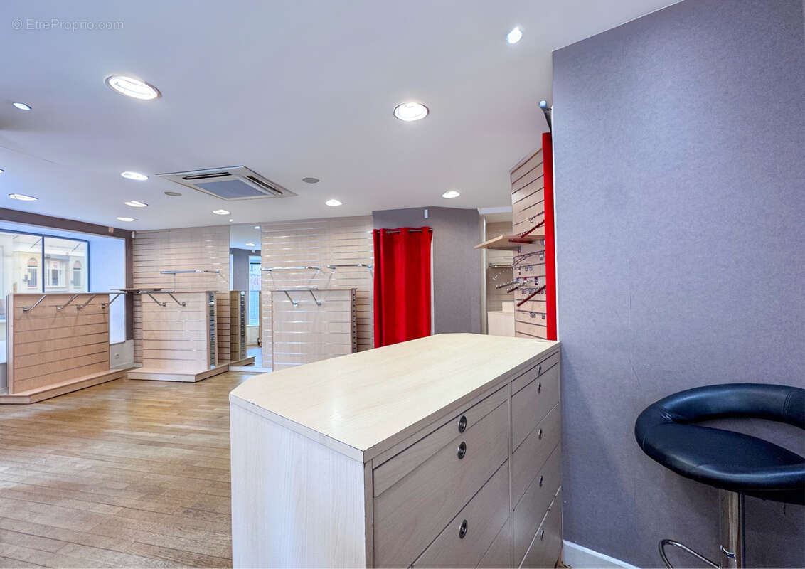 Commerce à CONDRIEU